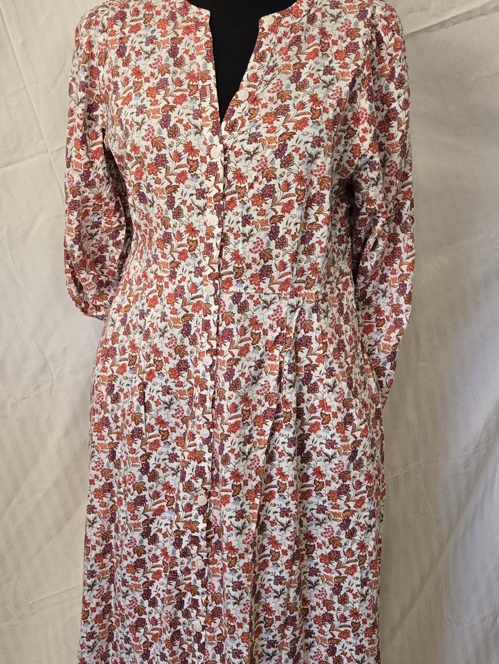 Universal Threads Red Floral Dress With Side Pockets, Front Buttons.  TE